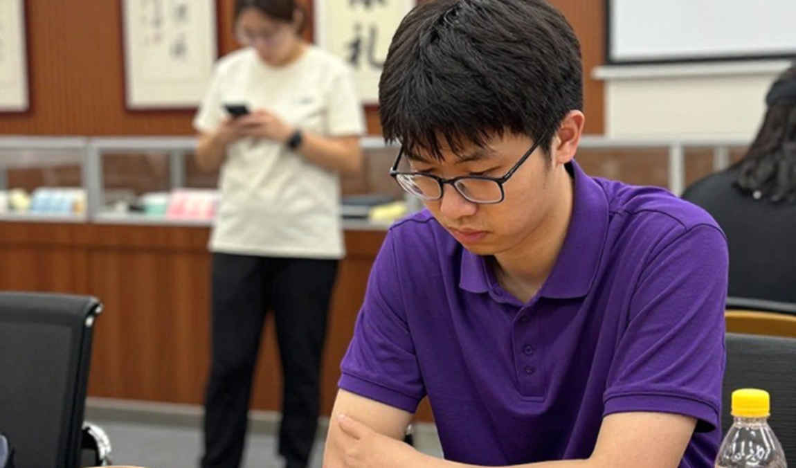 Dòng tít Salesforce và khoảng trống trong bài quảng cáo ChessBase Magazine số 225